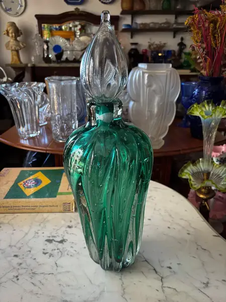 Foto de um(a) Antiga Garrafa Decorativa Murano Italiano Verde Esmeralda, da categoria de Garrafas, potes e jarros. ~ Italy Glass ~Antiga e linda garrafa decorativa em Murano artístico. Feita à mão. Original da década de 1960/70. Medidas... Mostrado de uma perspectiva diferente. Vendido no marketplace Trésors.