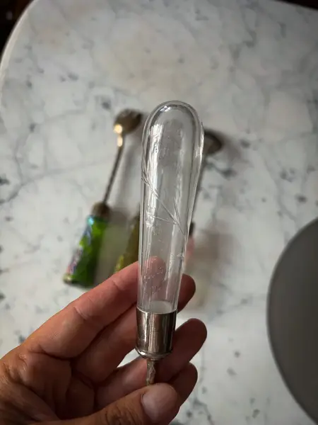 Foto de um(a) Antiga Coleção Talheres Salada Garfos Art Deco Vidro Loetz, da categoria de Garfos. Antigos talheres para servir em metal espessurado a prata. Os verdes são austríacos da renomada Loetz Glass. O veneziano é... Mostrado de uma perspectiva diferente. Vendido no marketplace Trésors.