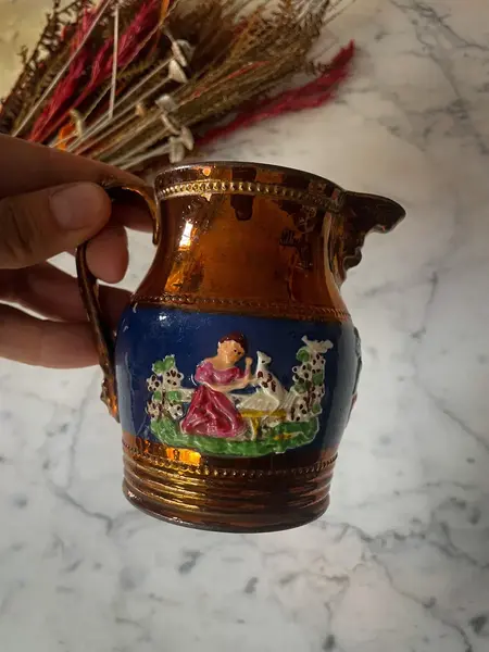 Foto de um(a) Antiga Pequena Jarra Leiteira Cerâmica Inglesa Copper Luster, da categoria de Garrafas, potes e jarros. Por volta do ano de 1860 a fábrica inglesa Coppeland e Garrett introduziu um tipo diferente de decoração que ficou conhecida... Mostrado de uma perspectiva diferente. Vendido no marketplace Trésors.