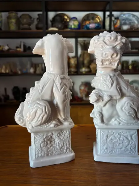 Foto de um(a) Antiga Escultura Par Cães De Fó Porcelana Chinesa Oriental, da categoria de Escultura. Os guardiões. Antigo e lindo par de Cães de Fó em faiança chinesa vitrificada. Peças artísticas, e com muita riqueza de... Mostrado de uma perspectiva diferente. Vendido no marketplace Trésors.