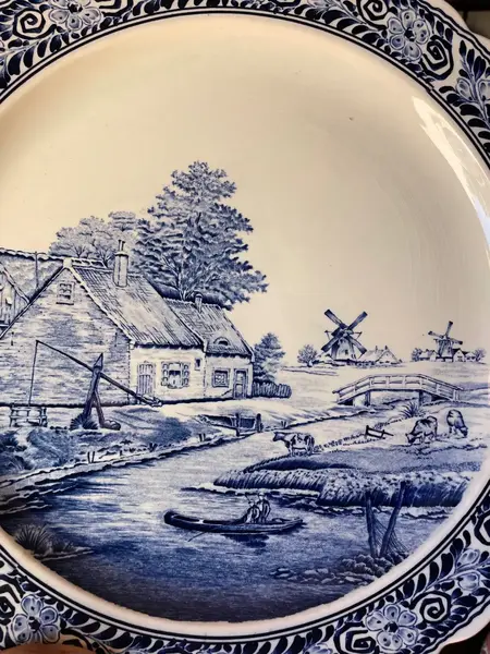Foto de um(a) Antigos Pratos Medalhões Porcelana Azul E Branco Delft Blue, da categoria de Pratos Decorativos. ~ Delft Blue ~ Antigo e raro conjunto com quatro grandes pratos/medalhões decorativos em porcelana artística, da renomada... Mostrado de uma perspectiva diferente. Vendido no marketplace Trésors.