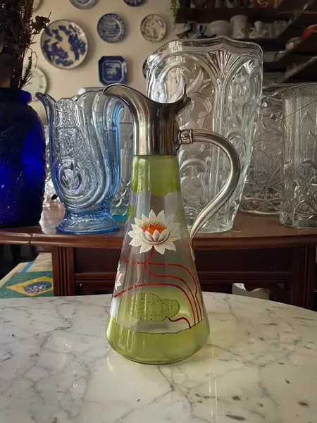 Foto de um(a) Antiga Jarra Claret Jug Artnouveau Cristal Veneziano E Prata, da categoria de Jarros. Antiga jarra Claret Jug em cristal artístico ricamente pintado à mão, com guarnições em prata. Período Art nouveau, início... Mostrado de uma perspectiva diferente. Vendido no marketplace Trésors.