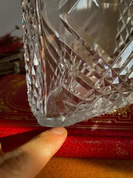 Foto de um(a) Antiga Rara Garrafa Licoreira Em Cristal Orrefors Art Deco, da categoria de Garrafas. ~ Orrefors Sweden ~Antiga garrafa licoreira em bloco maciço de cristal lapidado à mão. Da renomada Cristallerie Orrefors, da... Mostrado de uma perspectiva diferente. Vendido no marketplace Trésors.