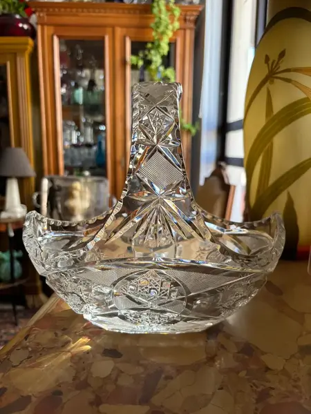Foto de um(a) Antigo Centro De Mesa Vaso Cesta Decorativa Cristal Baccarat, da categoria de Cestos e Caixas. ~ Baccarat ~ Antiga cesta decorativa em cristal francês, peça super versátil para compor ambientes. Primorosa lapidação... Mostrado de uma perspectiva diferente. Vendido no marketplace Trésors.