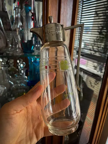 Foto de um(a) Antiga Jarra Claret Jug Galheteiro Cristal Francês Art Deco, da categoria de Jarros. Antiga e fina jarrinha "claret jug" em cristal francês com primorosa lapidação feita à mão, diferente decoração com trevos... Mostrado de uma perspectiva diferente. Vendido no marketplace Trésors.