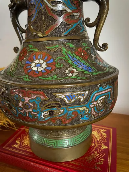 Foto de um(a) Antigo Vaso Com Alças Japonês Oriental Em Bronze Cloisonné, da categoria de Vasos. Antigo e importante vaso artístico com alças em bronze com Cloisonné, peça de excelente qualidade. Cada lado da peça segue... Mostrado de uma perspectiva diferente. Vendido no marketplace Trésors.