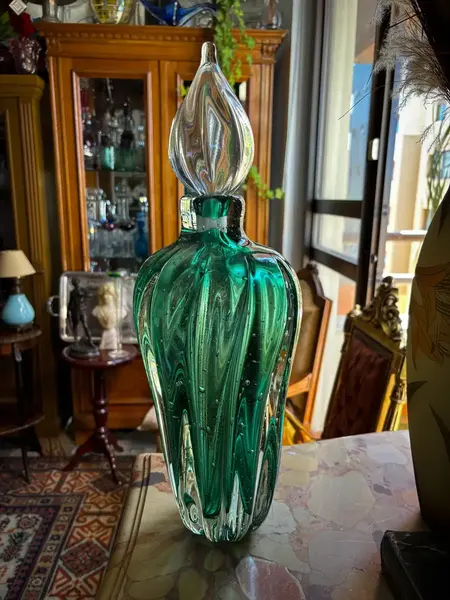 Foto de um(a) Antiga Garrafa Decorativa Murano Italiano Verde Esmeralda, da categoria de Garrafas, potes e jarros. ~ Italy Glass ~Antiga e linda garrafa decorativa em Murano artístico. Feita à mão. Original da década de 1960/70. Medidas... Mostrado de uma perspectiva diferente. Vendido no marketplace Trésors.