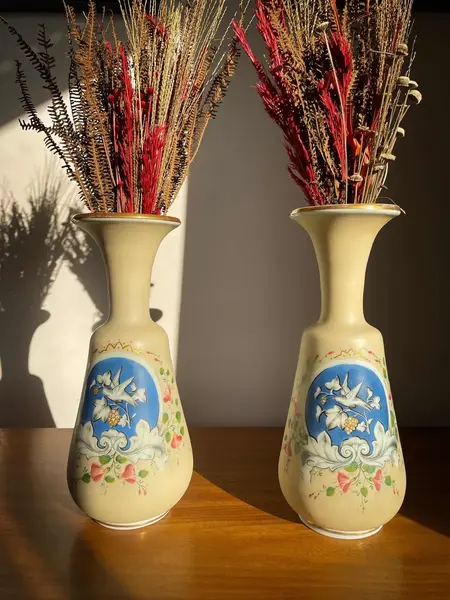 Foto de um(a) Antigo Raro Par De Vasos Em Opalina Francesa Baccarat XIX, da categoria de Vasos. ~ Opalina Baccarat ~Antigo e raro par de vasos franceses em opalina pintada à mão. Peças com mais de cem anos, do final do... Mostrado de uma perspectiva diferente. Vendido no marketplace Trésors.