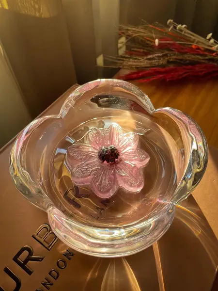 Foto de um(a) Antiga Escultura Flor Em Cristal Bowl Decorativo Daum Nancy, da categoria de Centro de mesa. ~ Daum Nancy ~Antigo e luxuoso bowl artístico em bloco maciço de cristal francês, decoração central com flor lapidada à mão.... Mostrado de uma perspectiva diferente. Vendido no marketplace Trésors.