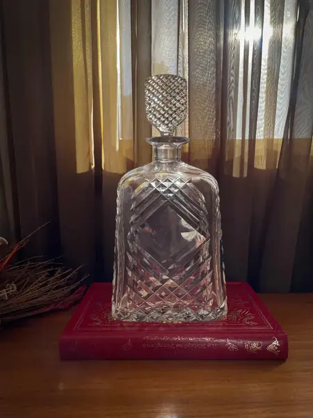 Foto de um(a) Antiga Rara Garrafa Licoreira Em Cristal Orrefors Art Deco, da categoria de Garrafas. ~ Orrefors Sweden ~Antiga garrafa licoreira em bloco maciço de cristal lapidado à mão. Da renomada Cristallerie Orrefors, da... Mostrado de uma perspectiva diferente. Vendido no marketplace Trésors.
