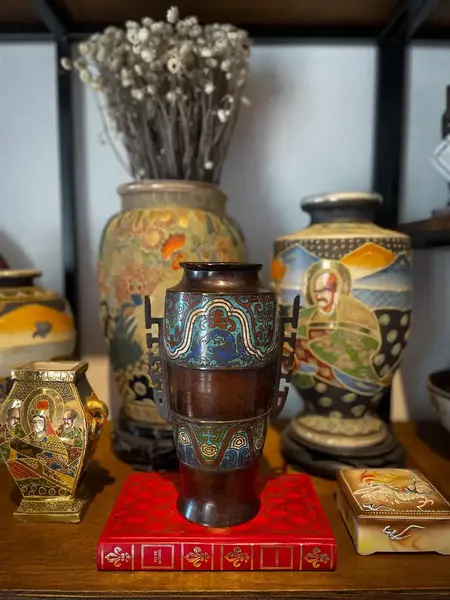 Foto de um(a) Antigo Vaso Jarro Oriental Com Dragão Em Bronze Cloisonné, da categoria de Vasos. Antigo e super diferente vaso em bronze artístico japonês, técnica de trabalho feito à mão chamado de Cloisonné. Na frente... Mostrado de uma perspectiva diferente. Vendido no marketplace Trésors.