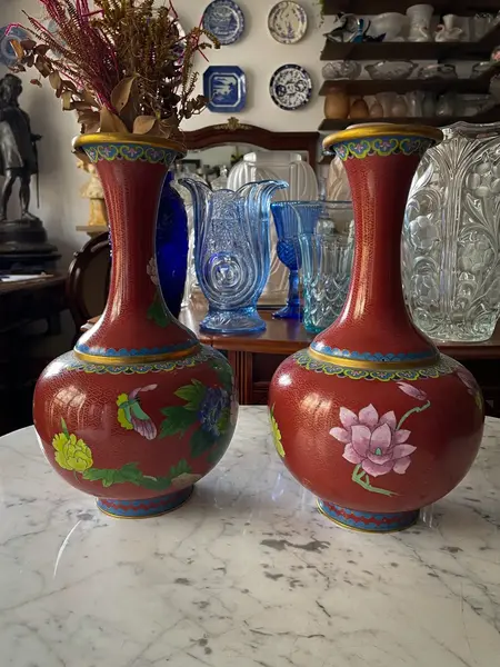 Foto de um(a) Antigo Par De Vasos Jarros Orientais Em Bronze Cloisonné, da categoria de Vasos. ~ Cloisonné ~Antigo e belíssimo par de vasos decorativos em bronze esmaltados à mão. Essa técnica de trabalho em esmalte na... Mostrado de uma perspectiva diferente. Vendido no marketplace Trésors.