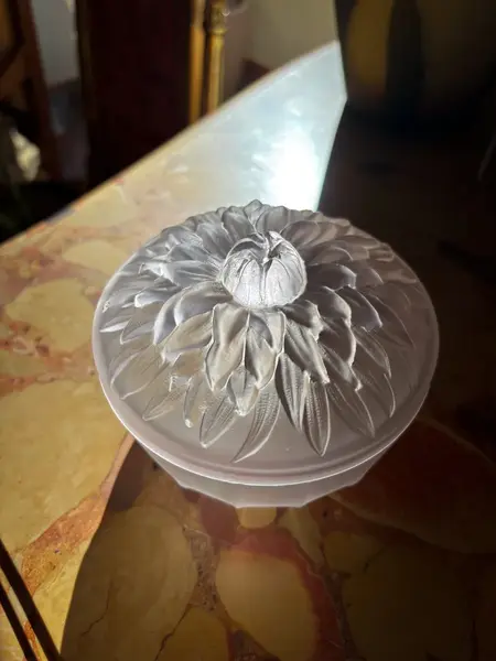 Foto de um(a) Antiga Rara Caixa Decorativa Art Deco Cristal Francês Etling, da categoria de Porta-Jóias. ~ Etling France ~ Antiga e rara caixa decorativa ou porta joias em cristal francês satiné. Tampa no formato de flor. Peça... Mostrado de uma perspectiva diferente. Vendido no marketplace Trésors.