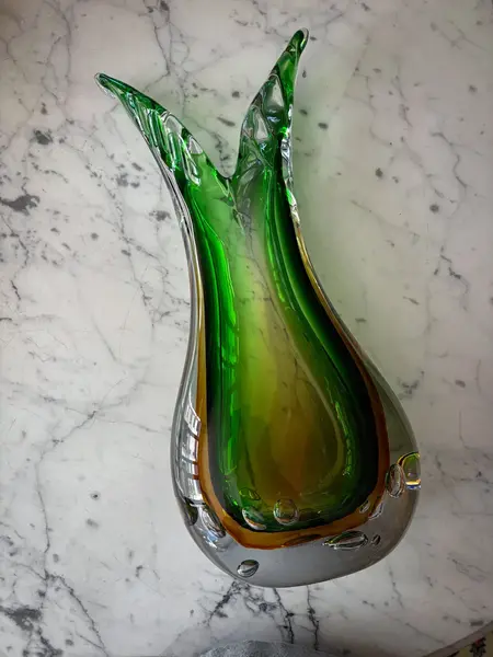 Foto de um(a) Antigo Vaso Jarro Art Deco Em Murano Italiano Bullicante, da categoria de Vasos. Antigo e belíssimo vaso artístico em Murano italiano. Lindas cores, e decoração com bolhas na base, técnica de trabalho... Mostrado de uma perspectiva diferente. Vendido no marketplace Trésors.