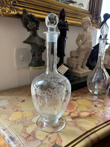 Foto de um(a) Antiga Garrafa Licoreira Em Cristal Francês Saint Louis, da categoria de Garrafas. Antiga e fina garrafa, licoreira decorativa em cristal francês, da renomada Cristallerie Saint Louis. Lapidada à mão. Década... Mostrado de uma perspectiva diferente. Vendido no marketplace Trésors.