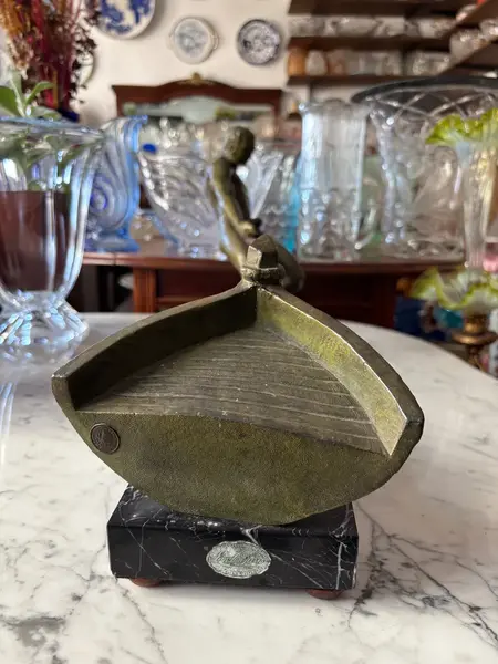 Foto de um(a) Antiga Escultura Masculina Art Deco Bronze Salvatore Riolo, da categoria de Escultura. Salvatore Riolo / Boatman Antigo e importante bloco escultórico em pétit bronze francês, com selo de autenticidade, base em... Mostrado de uma perspectiva diferente. Vendido no marketplace Trésors.