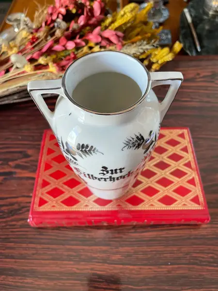 Foto de um(a) Antigo Vasinho Art Deco Em Porcelana Alemã Pintado Prata, da categoria de Vasos. Antigo e lindo vasinho em porcelana alemã. Pintado à mão com prata de lei Período Art DecoMedidas 16x10cmBocal 6cm. Mostrado de uma perspectiva diferente. Vendido no marketplace Trésors.