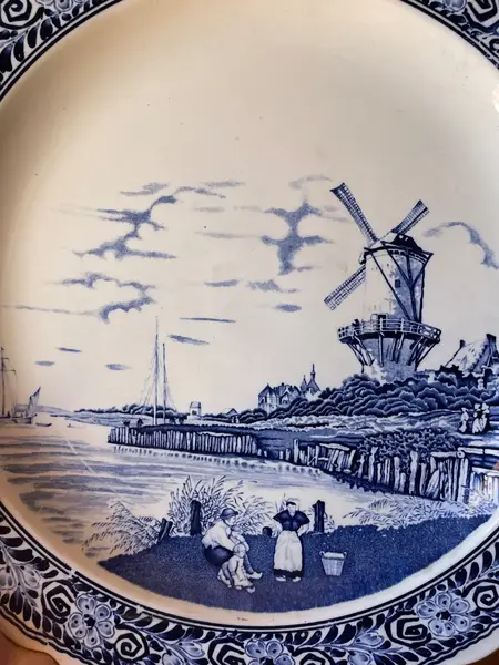 Foto de um(a) Antigos Pratos Medalhões Porcelana Azul E Branco Delft Blue, da categoria de Pratos Decorativos. ~ Delft Blue ~ Antigo e raro conjunto com quatro grandes pratos/medalhões decorativos em porcelana artística, da renomada... Mostrado de uma perspectiva diferente. Vendido no marketplace Trésors.