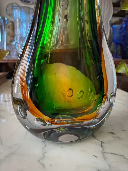 Foto de um(a) Antigo Vaso Jarro Art Deco Em Murano Italiano Bullicante, da categoria de Vasos. Antigo e belíssimo vaso artístico em Murano italiano. Lindas cores, e decoração com bolhas na base, técnica de trabalho... Mostrado de uma perspectiva diferente. Vendido no marketplace Trésors.