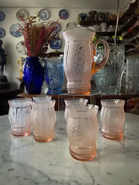 Foto de um(a) Antigo Conjunto Jarra Com Seis Copos Cristal Francês Satiné, da categoria de Jogos de taças e copos. Antigo e finíssimo conjunto de jarra com copos, serviço para seis pessoas. Peças artísticas em cristal francês, com detalhes... Mostrado de uma perspectiva diferente. Vendido no marketplace Trésors.