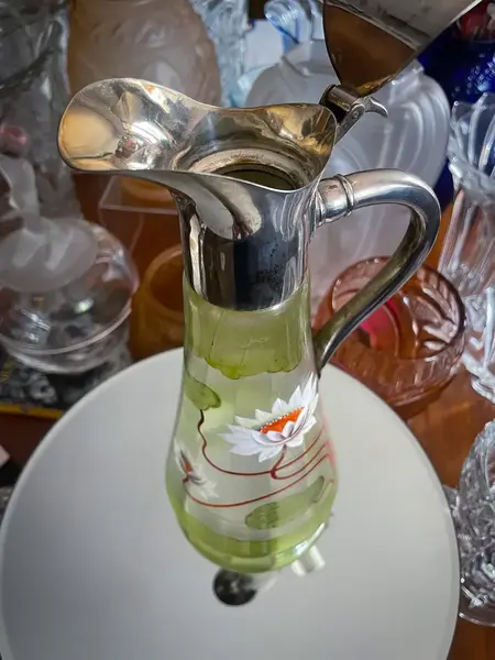 Foto de um(a) Antiga Jarra Claret Jug Artnouveau Cristal Veneziano E Prata, da categoria de Jarros. Antiga jarra Claret Jug em cristal artístico ricamente pintado à mão, com guarnições em prata. Período Art nouveau, início... Mostrado de uma perspectiva diferente. Vendido no marketplace Trésors.