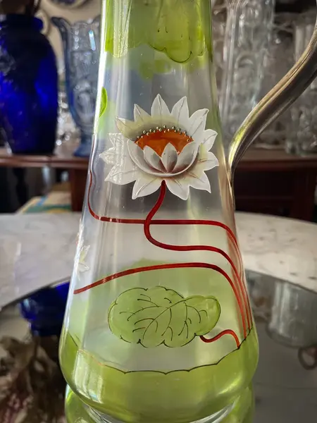Foto de um(a) Antiga Jarra Claret Jug Artnouveau Cristal Veneziano E Prata, da categoria de Jarros. Antiga jarra Claret Jug em cristal artístico ricamente pintado à mão, com guarnições em prata. Período Art nouveau, início... Mostrado de uma perspectiva diferente. Vendido no marketplace Trésors.
