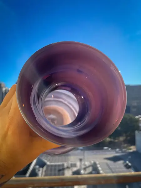 Foto de um(a) Antigo Grande Vaso Art Deco Em Murano Italiano Opalescente, da categoria de Vasos. ~ Italy Glass ~Antigo e grande vaso artístico em Murano em tons de lilás e branco leitoso. As cores são fascinantes, super... Mostrado de uma perspectiva diferente. Vendido no marketplace Trésors.