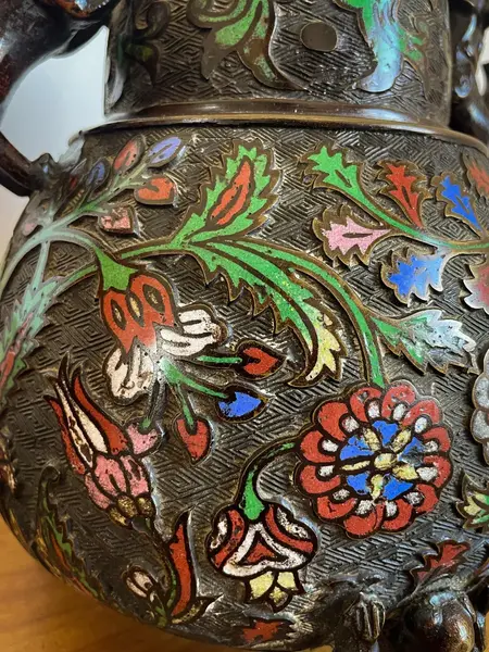 Foto de um(a) Antigo Raro Vaso Jarro Japonês Cães Fó Bronze Cloisonné XIX, da categoria de Vasos. Antigo e imponente vaso artístico com alças em bronze com Cloisonné, peça de excelente qualidade. Linda decoração com flores... Mostrado de uma perspectiva diferente. Vendido no marketplace Trésors.