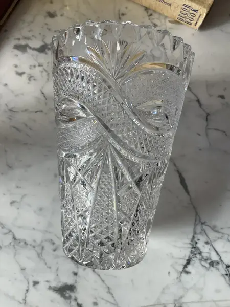 Foto de um(a) Antigo Raro Jarro Vaso Boca Larga Em Cristal Tcheco Lapidado, da categoria de Vasos. Antigo e clássico vaso artístico em cristal Tcheco lapidado à mão. Lapidação estrelada e ponta de diamante, uma beleza! Peça... Mostrado de uma perspectiva diferente. Vendido no marketplace Trésors.