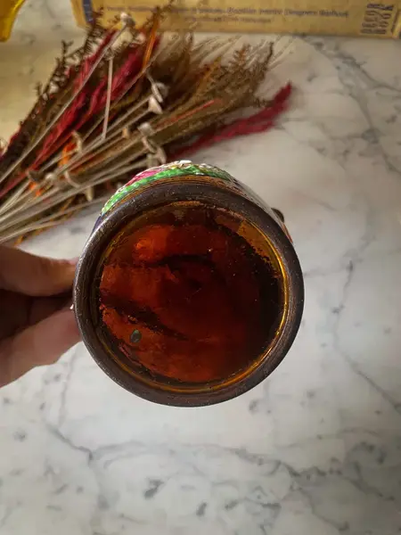 Foto de um(a) Antiga Pequena Jarra Leiteira Cerâmica Inglesa Copper Luster, da categoria de Garrafas, potes e jarros. Por volta do ano de 1860 a fábrica inglesa Coppeland e Garrett introduziu um tipo diferente de decoração que ficou conhecida... Mostrado de uma perspectiva diferente. Vendido no marketplace Trésors.