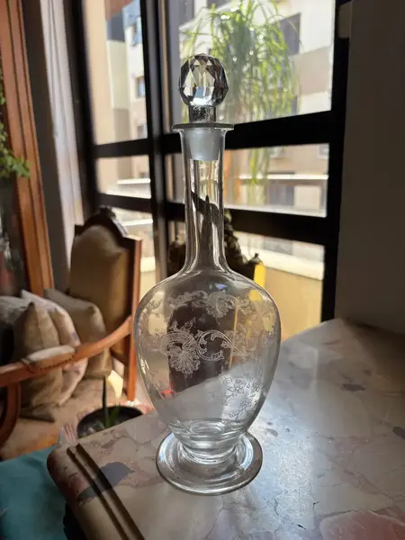 Foto de um(a) Antiga Garrafa Licoreira Em Cristal Francês Saint Louis, da categoria de Garrafas. Antiga e fina garrafa, licoreira decorativa em cristal francês, da renomada Cristallerie Saint Louis. Lapidada à mão. Década... Mostrado de uma perspectiva diferente. Vendido no marketplace Trésors.