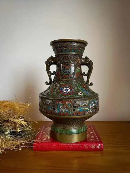 Foto de um(a) Antigo Vaso Com Alças Japonês Oriental Em Bronze Cloisonné, da categoria de Vasos. Antigo e importante vaso artístico com alças em bronze com Cloisonné, peça de excelente qualidade. Cada lado da peça segue... Mostrado de uma perspectiva diferente. Vendido no marketplace Trésors.