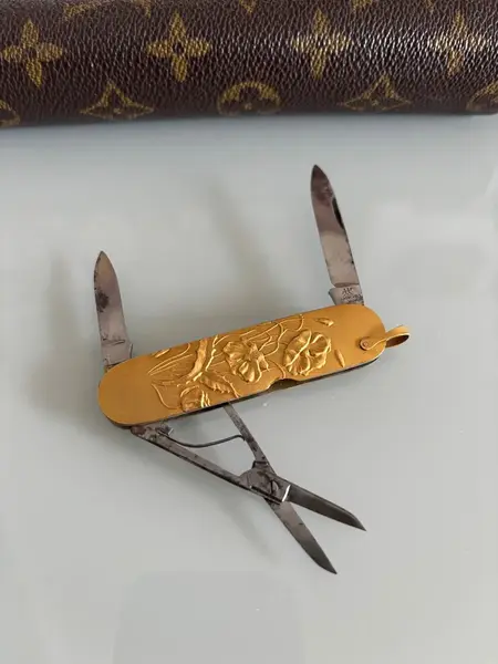 Foto de um(a) Antigo Raro Canivete Henckels Solingen Ouro Art Nouveau, da categoria de Outros colecionáveis. J.A.Henckels Zwillingswerk - SolingenRaríssimo canivete alemão em ouro com com dois pequenos diamantes. Decoração floral... Mostrado de uma perspectiva diferente. Vendido no marketplace Trésors.