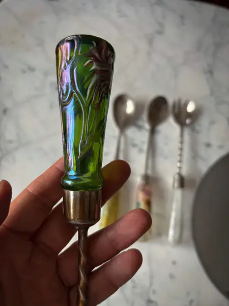 Foto de um(a) Antiga Coleção Talheres Salada Garfos Art Deco Vidro Loetz, da categoria de Garfos. Antigos talheres para servir em metal espessurado a prata. Os verdes são austríacos da renomada Loetz Glass. O veneziano é... Mostrado de uma perspectiva diferente. Vendido no marketplace Trésors.
