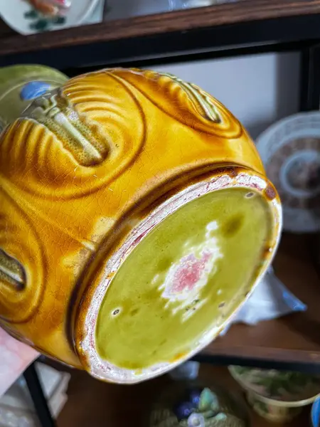 Foto de um(a) Antigo Raro Jarro Para Vinho Em Majolica Faiança Alemã, da categoria de Jarros. Antigo e raro jarro para servir vinho em majólica/faiança alemã vitrificada. Decoração floral em relevo e tampa em estanho.... Mostrado de uma perspectiva diferente. Vendido no marketplace Trésors.