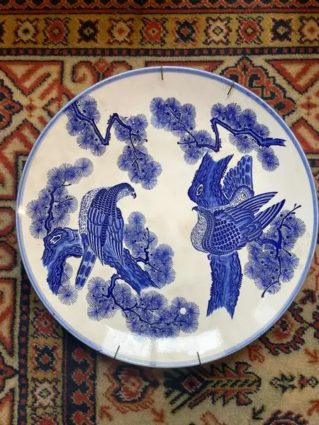 Foto de um(a) Antigo Prato Medalhão Porcelana Japonesa Imari Azul E Branco, da categoria de Pratos Decorativos. ~ Imari Blue and White ~ A celebre porcelana japonesa. Antigo e grande prato/medalhão em porcelana artística pintado à mão.... Mostrado de uma perspectiva diferente. Vendido no marketplace Trésors.