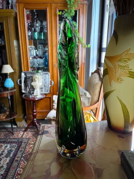 Foto de um(a) Antigo Vaso Jarro Art Deco Em Murano Italiano Bullicante, da categoria de Vasos. Antigo e belíssimo vaso artístico em Murano italiano. Lindas cores, e decoração com bolhas na base, técnica de trabalho... Mostrado de uma perspectiva diferente. Vendido no marketplace Trésors.