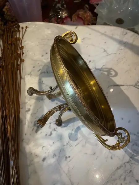 Foto de um(a) Antiga Fruteira Centro De Mesa Bronze Doré E Limoges Lebrun, da categoria de Centro de mesa. ~ Limoges | Lebrun ~ Uma peça de museu! Para quem gosta de peças exclusivas.Antigo e majestoso centro de mesa em bronze doré... Mostrado de uma perspectiva diferente. Vendido no marketplace Trésors.