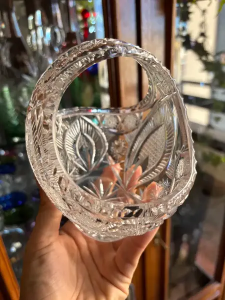 Foto de um(a) Antiga Cestinha Decorativa Cristal Baccarat Lapidado À Mão, da categoria de Cestos e Caixas. Antiga e delicada cestinha decorativa em cristal francês, peça super versátil para compor ambientes. Primorosa lapidação... Mostrado de uma perspectiva diferente. Vendido no marketplace Trésors.