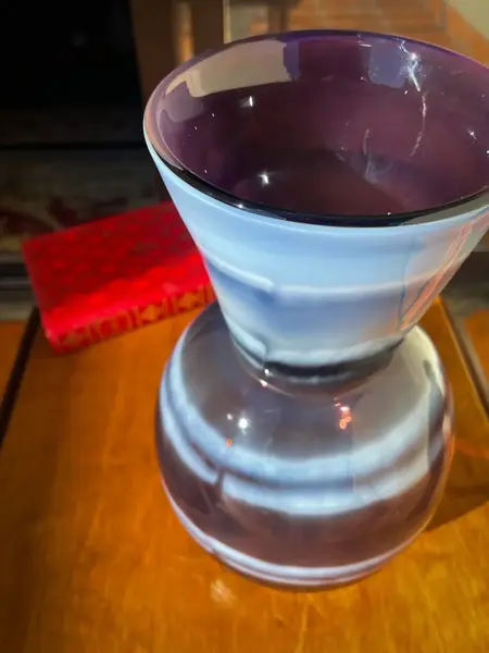 Foto de um(a) Antigo Grande Vaso Art Deco Em Murano Italiano Opalescente, da categoria de Vasos. ~ Italy Glass ~Antigo e grande vaso artístico em Murano em tons de lilás e branco leitoso. As cores são fascinantes, super... Mostrado de uma perspectiva diferente. Vendido no marketplace Trésors.