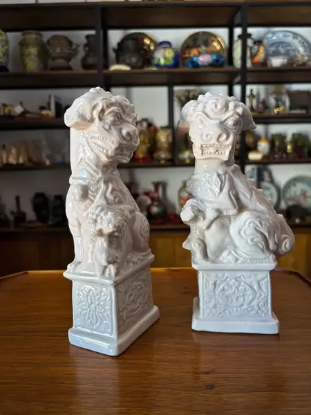 Foto de um(a) Antiga Escultura Par Cães De Fó Porcelana Chinesa Oriental, da categoria de Escultura. Os guardiões. Antigo e lindo par de Cães de Fó em faiança chinesa vitrificada. Peças artísticas, e com muita riqueza de... Mostrado de uma perspectiva diferente. Vendido no marketplace Trésors.