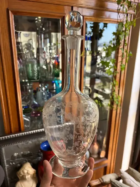 Foto de um(a) Antiga Garrafa Licoreira Em Cristal Francês Saint Louis, da categoria de Garrafas. Antiga e fina garrafa, licoreira decorativa em cristal francês, da renomada Cristallerie Saint Louis. Lapidada à mão. Década... Mostrado de uma perspectiva diferente. Vendido no marketplace Trésors.