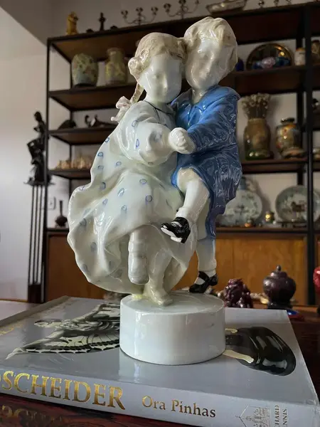 Foto de um(a) Antiga Escultura Casal Criança Porcelana Goldscheider Podola, da categoria de Escultura. ~ Goldscheider ~ Um tesouro dos anos de 1930. Antiga e importante escultura representando duas crianças brincando em... Mostrado de uma perspectiva diferente. Vendido no marketplace Trésors.