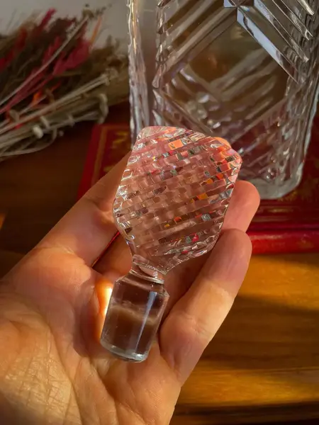 Foto de um(a) Antiga Rara Garrafa Licoreira Em Cristal Orrefors Art Deco, da categoria de Garrafas. ~ Orrefors Sweden ~Antiga garrafa licoreira em bloco maciço de cristal lapidado à mão. Da renomada Cristallerie Orrefors, da... Mostrado de uma perspectiva diferente. Vendido no marketplace Trésors.