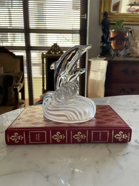 Foto de um(a) Antiga Escultura Golfinho Cristal Murano Italiano Art Deco, da categoria de Escultura. Royal Crystal Rock - ItalyAntiga e belíssima escultura artística em bloco maciço de cristal italiano de excelente qualidade,... Mostrado de uma perspectiva diferente. Vendido no marketplace Trésors.