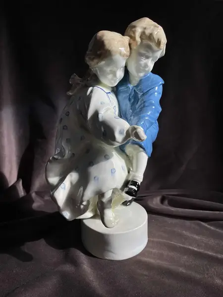 Foto de um(a) Antiga Escultura Casal Criança Porcelana Goldscheider Podola, da categoria de Escultura. ~ Goldscheider ~ Um tesouro dos anos de 1930. Antiga e importante escultura representando duas crianças brincando em... Mostrado de uma perspectiva diferente. Vendido no marketplace Trésors.