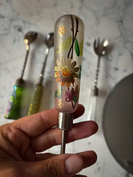 Foto de um(a) Antiga Coleção Talheres Salada Garfos Art Deco Vidro Loetz, da categoria de Garfos. Antigos talheres para servir em metal espessurado a prata. Os verdes são austríacos da renomada Loetz Glass. O veneziano é... Mostrado de uma perspectiva diferente. Vendido no marketplace Trésors.