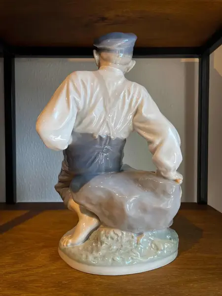 Foto de um(a) Antiga Escultura Figura Masculina Porcelana Royal Copenhagen, da categoria de Escultura. ~ Royal Copenhagen ~ Para quem gosta de peças importantes. Antiga e imponente obra titulada pelo artista Christian Thomsen... Mostrado de uma perspectiva diferente. Vendido no marketplace Trésors.