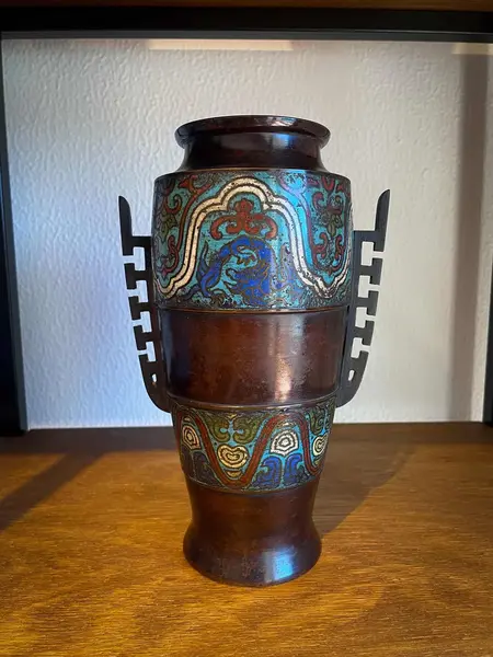 Foto de um(a) Antigo Vaso Jarro Oriental Com Dragão Em Bronze Cloisonné, da categoria de Vasos. Antigo e super diferente vaso em bronze artístico japonês, técnica de trabalho feito à mão chamado de Cloisonné. Na frente... Mostrado de uma perspectiva diferente. Vendido no marketplace Trésors.