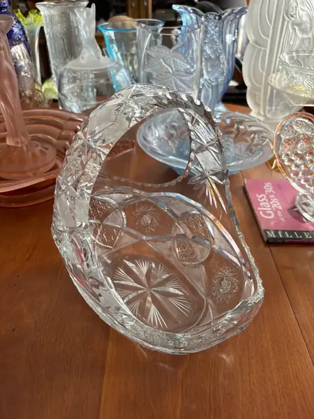 Foto de um(a) Antigo Centro De Mesa Vaso Cesta Decorativa Cristal Baccarat, da categoria de Cestos e Caixas. ~ Baccarat ~ Antiga cesta decorativa em cristal francês, peça super versátil para compor ambientes. Primorosa lapidação... Mostrado de uma perspectiva diferente. Vendido no marketplace Trésors.